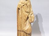 une image représentant la statue d'un homme portant un chapeau et une robe