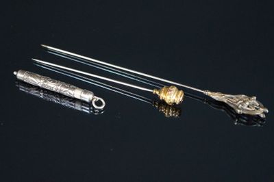 trois types différents d'objets métalliques sur une surface noire