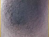 une image représentant un tableau où figure un cercle noir sur fond violet