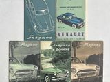 Plusieurs anciennes brochures automobiles sont alignées sur une surface blanche