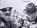couverture du magazine *Life* représentant deux hommes coiffés de chapeaux et entourés de fleurs