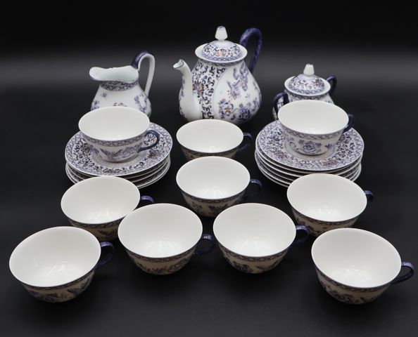 Service à café en porcelaine Giraud et vignaud, décor exécuté par...