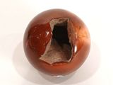 une image représentant une balle marron percée d'un trou