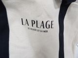 un gros plan sur un sac fourre-tout orné d'un logo