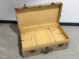 une vieille valise posée par terre