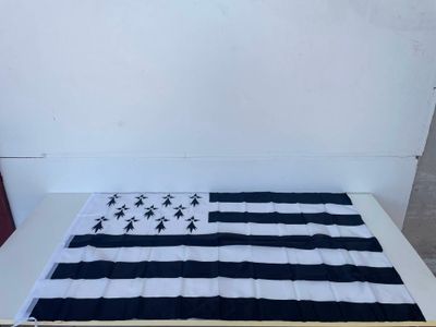 un drapeau américain en noir et blanc posé sur une table blanche