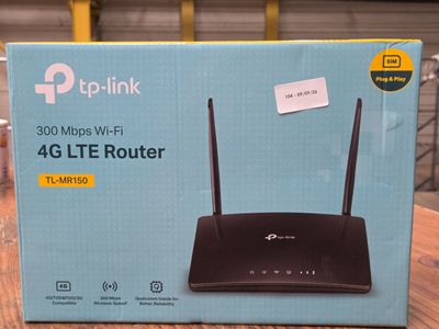 une boîte contenant un routeur 4G LTE posée sur une table