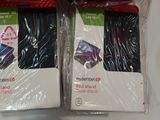 deux paires de chaussettes emballées dans du plastique