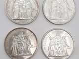Quatre pièces de monnaie britanniques différentes sont représentées sur un fond blanc.