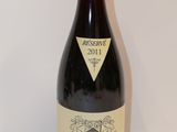 une bouteille de vin posée sur une table