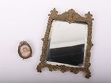 une photo d'un miroir et une photo d'un homme