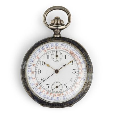 une montre de poche en argent exposée sur une surface blanche