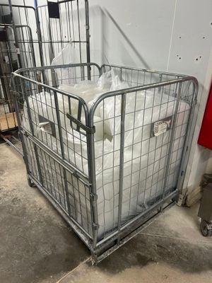une grande cage métallique contenant de nombreux sacs