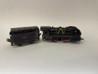 deux petits trains assis l'un à côté de l'autre sur une surface blanche