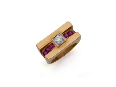 une bague en diamant et rubis, signée Cartier