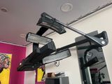 trois lampes suspendues au plafond dans une pièce