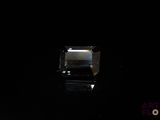 une image représentant un diamant taillé en carré posé sur une surface noire