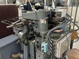 une machine placée au milieu d'une pièce