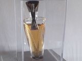 un vase en verre orné d'un motif noir et or