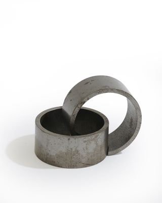 une bague posée sur une table