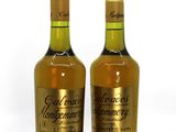deux bouteilles de vin posées l'une à côté de l'autre sur une surface blanche