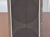 une grande enceinte posée par terre