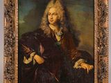 portrait d'un homme vêtu d'un manteau marron, tenant un oiseau dans la main