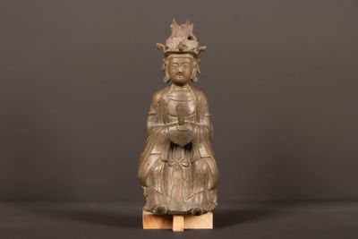 une vieille statue en bois représentant une femme coiffée d'une couronne