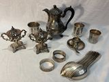 beaucoup d'objets en argent posés sur une table
