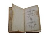 un vieux livre ouvert sur une page où l'on peut lire quelque chose