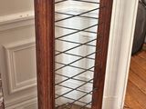 une grande vitrine en bois dans un coin de la pièce