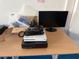une image représentant un bureau avec un ordinateur et un écran