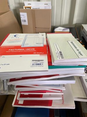 une pile de papiers posée sur un bureau