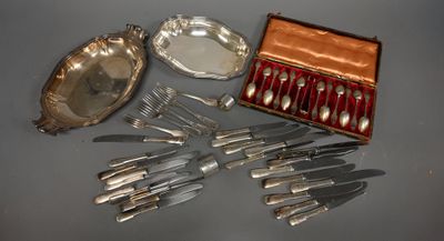 des couverts et de l'argenterie dans une boîte posée sur une table