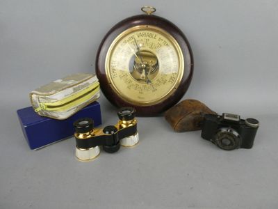 une horloge et une paire de jumelles posées sur une table