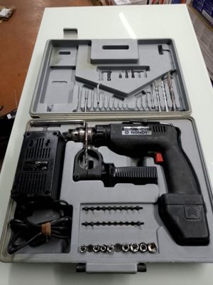 une perceuse Black & Decker dans un coffret, posée sur une table