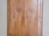 un meuble en bois surmonté d'une porte