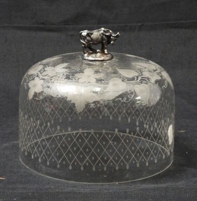 une cloche en verre surmontée d'un cheval
