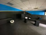 des toilettes au milieu d'une pièce aux murs bleus