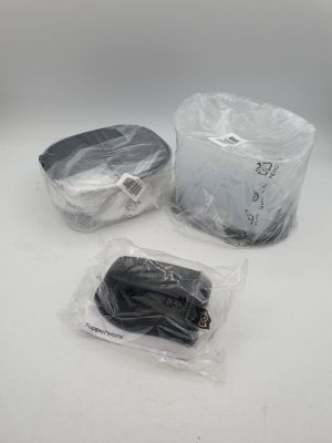 trois morceaux de plastique posés les uns à côté des autres sur une table
