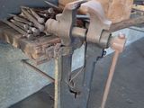 une image d'un établi avec des outils dessus