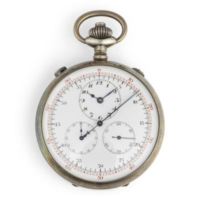 gros plan d'une montre de poche sur fond blanc