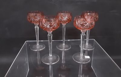 5 verres à pied en cristal rose.