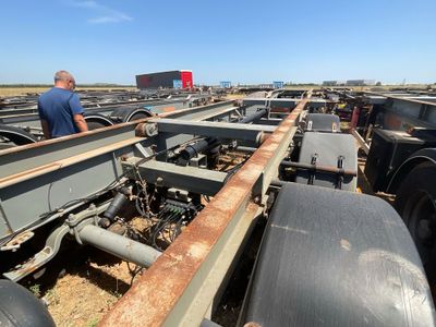 un homme qui se tient à côté d'un groupe de camions