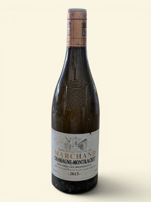 une bouteille de vin posée sur une table