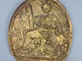 une image représentant une médaille d'or et une femme assise sur un banc