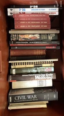 de nombreux livres rangés sur une étagère, dans un coffret en cuir marron