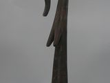 une image représentant une sculpture en bois d'une personne portant un casque sur la tête