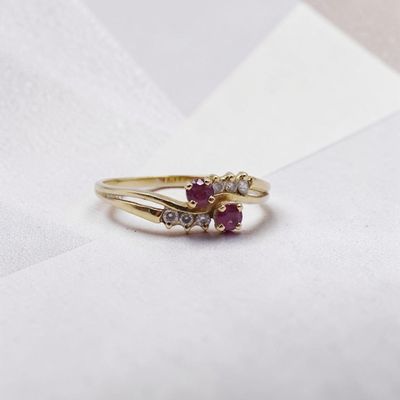 une image montrant un gros plan d'une bague posée sur une feuille de papier
