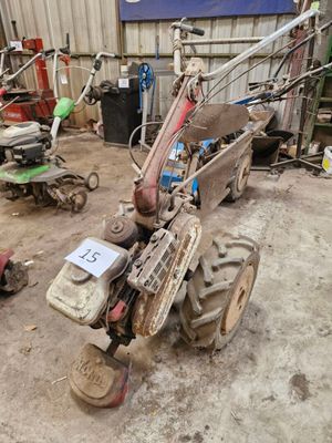 une petite machine qui se trouve dans un garage